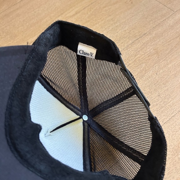 Clare v trucker hat - Picture 3 of 4